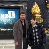 Chris Hemsworth junto al director Bart Layton en la presentación en Madrid de 'Ruta de escape'