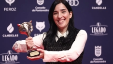 La directora y guionista Alauda Ruiz de Azúa posa con el Premio Feroz DAMA al mejor guión de una película por 'Los domingos' en la alfombra roja de los premiados en los Premios Feroz 2026, en el Pazo da Cultura, a 24 de enero de 2026
