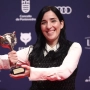 La directora y guionista Alauda Ruiz de Azúa posa con el Premio Feroz DAMA al mejor guión de una película por 'Los domingos' en la alfombra roja de los premiados en los Premios Feroz 2026, en el Pazo da Cultura, a 24 de enero de 2026