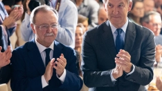 El presidente de la Ciudad Autónoma de Ceuta, Juan Jesús Vivas, y el presidente del PP, Alberto Núñez Feijóo. Eduardo Parra / Europa Press