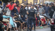 Varios agentes de la Policía Nacional controlan las colas de inmigrantes. Marcos Moreno / Europa Press