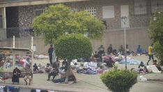 Varios inmigrantes acampados en la calle. Marcos Moreno / Europa Press