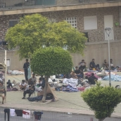 Varios inmigrantes acampados en la calle. Marcos Moreno / Europa Press