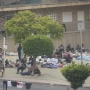 Varios inmigrantes acampados en la calle. Marcos Moreno / Europa Press