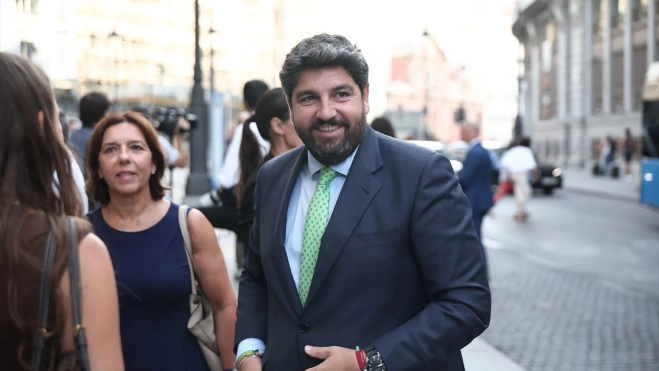 El presidente de la Región de Murcia, Fernando López Miras, a su llegada a un desayuno informativo de Fórum Europa esta mañana. Eduardo Parra / Europa Press El presidente de la Región de Murcia, Fernando López Miras, a su llegada a un desayuno informativo de Fórum Europa esta mañana. Eduardo Parra / Europa Press