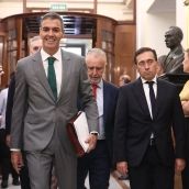El presidente del Gobierno, Pedro Sánchez, junto al ministro de Política Territorial y Memoria Democrática, Ángel Víctor Torres, y el ministro de Asuntos Exteriores, Unión Europea y Cooperación, José Manuel Albares. Eduardo Parra / Europa Press