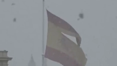 “Maldita nieve bolivariana”: la bandera de España en Colón se raja por el mal tiempo y las redes se inundan de memes