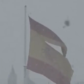“Maldita nieve bolivariana”: la bandera de España en Colón se raja por el mal tiempo y las redes se inundan de memes