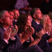 La presidenta de la Comunidad de Madrid, Isabel Díaz Ayuso (c); y el consejero de Presidencia, Justicia y Administración Local de la Comunidad de Madrid, Miguel Ángel García Martín (d). Jesús Hellín / Europa Press
