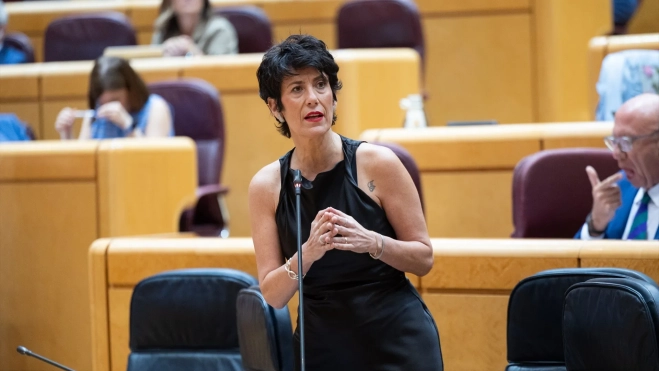 La ministra de Inclusión, Seguridad Social y Migraciones, Elma Saiz, durante su intervención en el Senado. Jesús Hellín / Europa Press