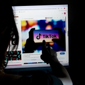 Pantalla en la que aparecen imágenes de logos te Tiktok