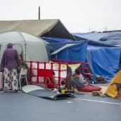 Mujeres y menores migrantes en el polideportivo del barrio de El Príncipe, en Ceuta. Marcos Moreno / Europa Press