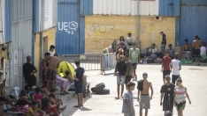 Migrantes asentados en una de las naves del Tarajal. Marcos Moreno / Europa Press