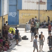 Migrantes asentados en una de las naves del Tarajal. Marcos Moreno / Europa Press
