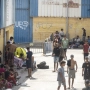 Migrantes asentados en una de las naves del Tarajal. Marcos Moreno / Europa Press
