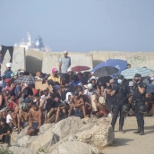 Decenas de migrantes en la playa de El Trampolín, Ceuta. Marcos Moreno / Europa Press