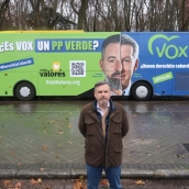 Ignacio Arsuaga, responsable de Hazte Oir, delante de su últumo autobús (Foto: Hazte Oir)