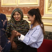 La diputada de Sumar Tesh Sidi (d), nacida en un campamento de refugiados saharaui y una de las principales impulsoras de la ley, durante un encuentro con saharauis en el Congreso de los Diputados. Eduardo Parra / Europa Press