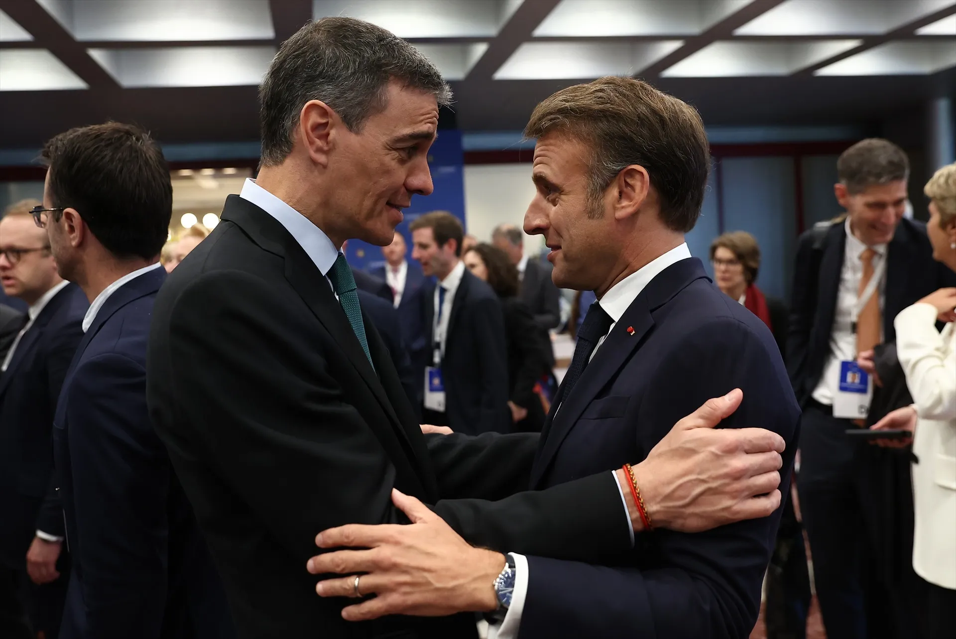 EuropaPress 6725331 presidente gobierno pedro sanchez saluda presidente francia emmanuel macron