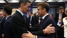El presidente del Gobierno, Pedro Sánchez, y el presidente de Francia, Emmanuel Macron. Pool Moncloa / Fernando Calvo