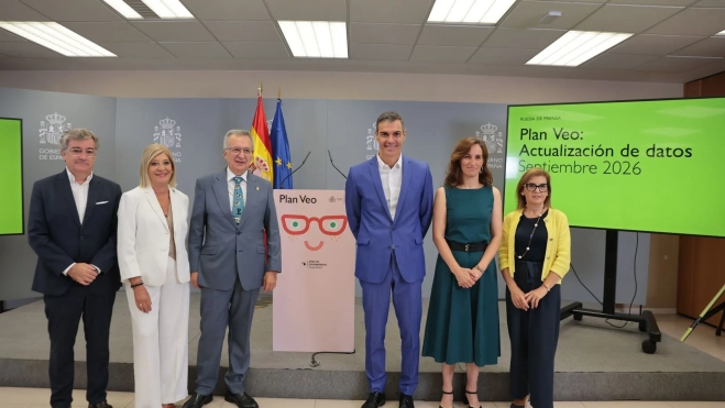 El presidente del Gobierno, Pedro Sánchez, junto a la ministra de Sanidad, Mónica García, y otras autoridades al finalizar la presentación del "Plan Veo". Pool Moncloa/Sandra Armada