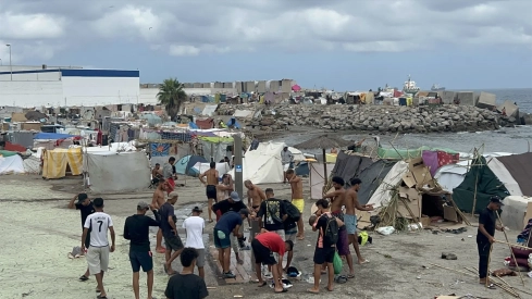 Migrantes en un nuevo asentamiento, en la playa de Benítez, en Ceuta. Gabriela Sardá Núñez / Europa Press