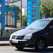 Un vehículo reposta en una gasolinera.  Marta Fernández / Europa Press