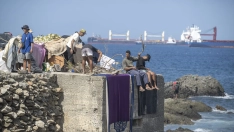 Asentamiento de migrantes en la playa El Trampolín, en Ceuta. Marcos Moreno / Europa Press