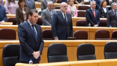 El ministro de Transportes y Movilidad Sostenible, Óscar Puente, durante el minuto de silencio por las víctimas de los accidentes de Adamuz y Gelida antes de comparecer