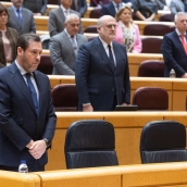 El ministro de Transportes y Movilidad Sostenible, Óscar Puente, durante el minuto de silencio por las víctimas de los accidentes de Adamuz y Gelida antes de comparecer