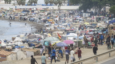 Asentamiento de migrantes en la playa El Trampolín. Marcos Moreno / Europa Press