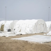 Instalación de nuevas tiendas de campaña para migrantes en Ceuta. Marcos Moreno / Europa Press