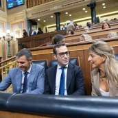 El presidente del Gobierno, Pedro Sánchez; el vicepresidente primero y ministro de Economía, Comercio y Empresa, Carlos Cuerpo, y la vicepresidenta segunda y ministra de Trabajo y Economía Social, Yolanda Díaz, durante la sesión de control al Gobierno este miércoles. Jesús Hellín / Europa Press