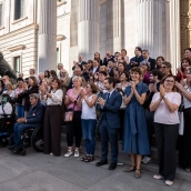 El ministro de Derechos Sociales, Consumo y Agenda 2030, Pablo Bustinduy, junto a organizaciones sociales y personas con discapacidad en las puertas del Congreso de los Diputados este miércoles. Fuente: SUMAR
