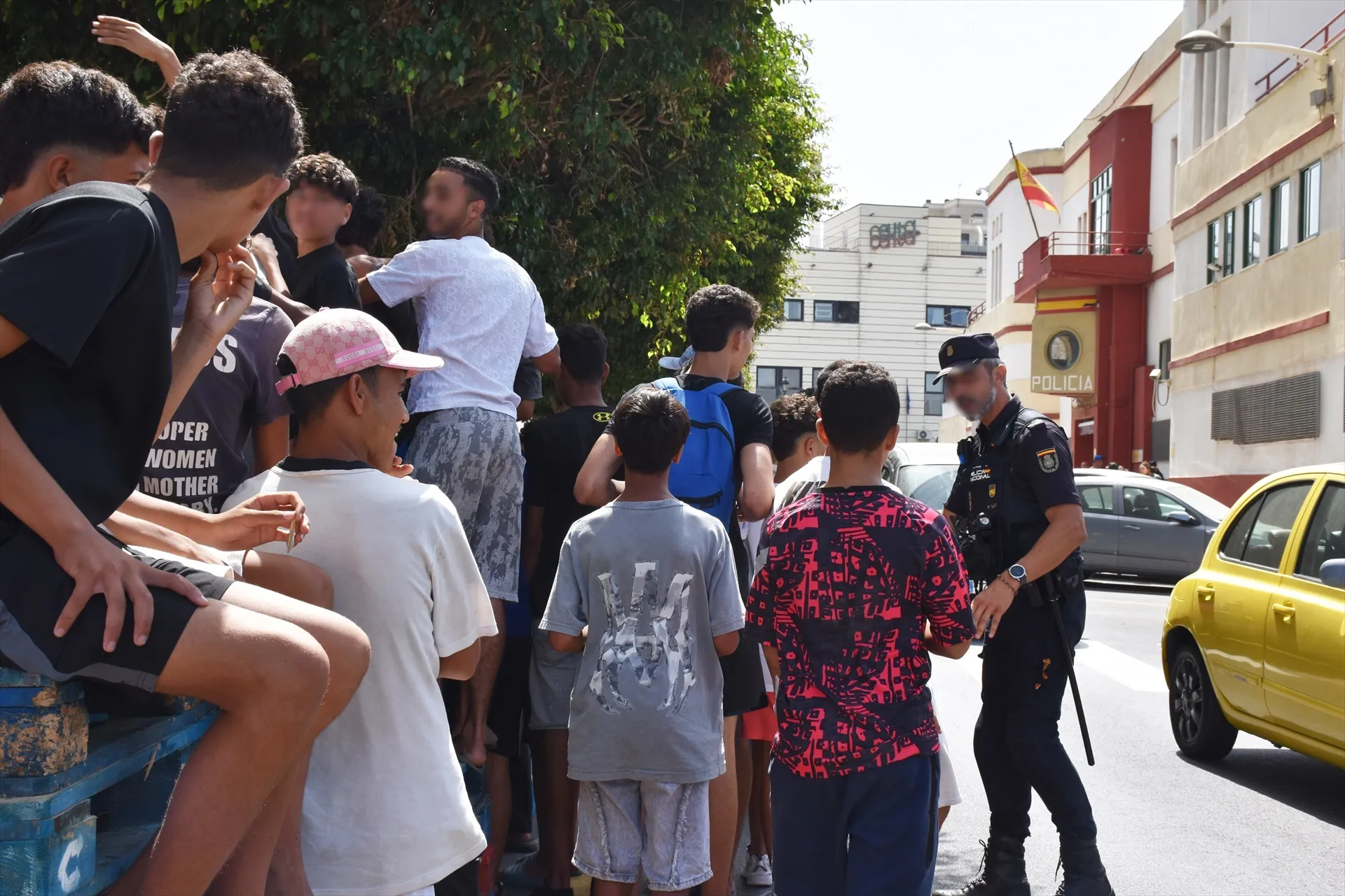 EuropaPress 7708600 grupo menores espera ser filiado comisaria policia nacional 10 agosto 2026