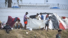 Asentamiento de migrantes en la playa El Trampolín. Marcos Moreno / Europa Press
