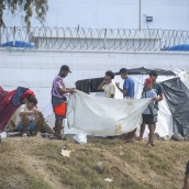 Asentamiento de migrantes en la playa El Trampolín. Marcos Moreno / Europa Press
