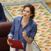 La presidenta de la Comunidad de Madrid, Isabel Díaz Ayuso, interviene durante un pleno en la Asamblea de Madrid. Alejandro Martínez Vélez / Europa Press