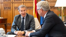El presidente del PP, Alberto Núñez Feijóo, en reunión esta mañana con el comisario europeo de Interior y Migración, Magnus Brunner. Fuente: PP