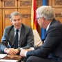 El presidente del PP, Alberto Núñez Feijóo, en reunión esta mañana con el comisario europeo de Interior y Migración, Magnus Brunner. Fuente: PP