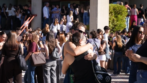 Participantes en el minuto de silencio convocado por la Universidad de Sevilla por el asesinato en México de la estudiante de la Universidad de Granada Claudia Tacoronte Aguilera. Arsenio Zurita / Europa Press