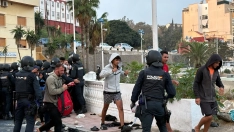 EuropaPress 7782648 cuerpos seguridad estado organizan migrantes traslado puerto ceuta 18