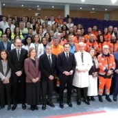 El presidente andaluz, Juanma Moreno, con el personal médico que actuó en Adamuz.