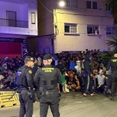La Guardia Civil organiza a los migrantes para su traslado al Puerto de Ceuta esta mañana. Gabriela Sardá Núñez / Europa Press