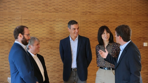 El presidente del Gobierno, Pedro Sánchez, junto a la ministra de Ciencia, Innovación y Universidades, Diana Morant, conversa con responsables y científicos del Instituto de Ciencias Matemáticas, esta mañana. Pool Moncloa / Sandra Armada