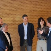 El presidente del Gobierno, Pedro Sánchez, junto a la ministra de Ciencia, Innovación y Universidades, Diana Morant, conversa con responsables y científicos del Instituto de Ciencias Matemáticas, esta mañana. Pool Moncloa / Sandra Armada