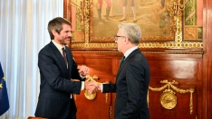 El ministro de Hacienda, Arcadi España (d), y el ministro de Cultura, Ernest Urtasun (i), durante una reunión en la sede del Ministerio de Hacienda para abordar los Presupuestos Generales del Estado, esta semana. Gabriel Luengas / Europa Press