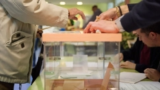 EuropaPress 5230143 persona vota colegio electoral 28 mayo 2023 madrid espana hoy 28m celebran