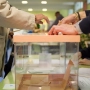 Una persona vota en un colegio electoral. Foto de archivo: Jesús Hellín / Europa Press
