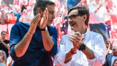 El presidente del Gobierno, Pedro Sánchez (i), y el presidente de la Generalitat de Catalunya, Salvador Illa (d)